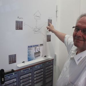Der TSM (Tool Server Modular) kann mit Server arbeiten und auch externe Läger verwalten. Am Whiteboard erläutert Thomas Dicks, wie das System mit unterschiedlichen Unternehmensbereichen kommuniziert.(Bild:  Bedrunka + Hirth)