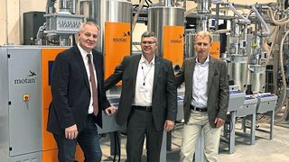 Von links nach rechts: Thomas Luger, Knut Hilgert (Motan Holding) und Horst Bar vor der Motan-Anlage in der LIT Factory (Bild: Motan)