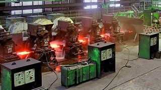 Bild 1: Ein Kabelbrand im Keller des Schaltanlagengebäudes setzte die Stranggussanlagen im Stahlwerk 
Brandenburg außer Betrieb. (Archiv: Vogel Business Media)