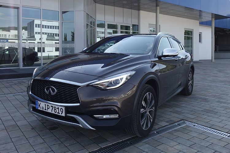 Der neue XQ 30 von Nissans Nobelmarke Infiniti sieht von außen wie ein typischer Infiniti aus. (Sven Prawitz)
