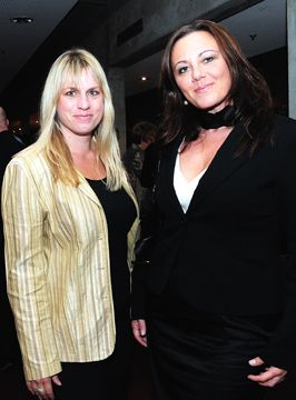 Auch die »kfz-betrieb«-Mitarbeiterinnen sind gespannt auf das Ergebnis: (v. li.) Julia Mauritz und Annette Weißenberger. (Archiv: Vogel Business Media)