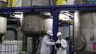 Fragol-Mitarbeiter in einer Produktionsanlage (Bild: Fragol)