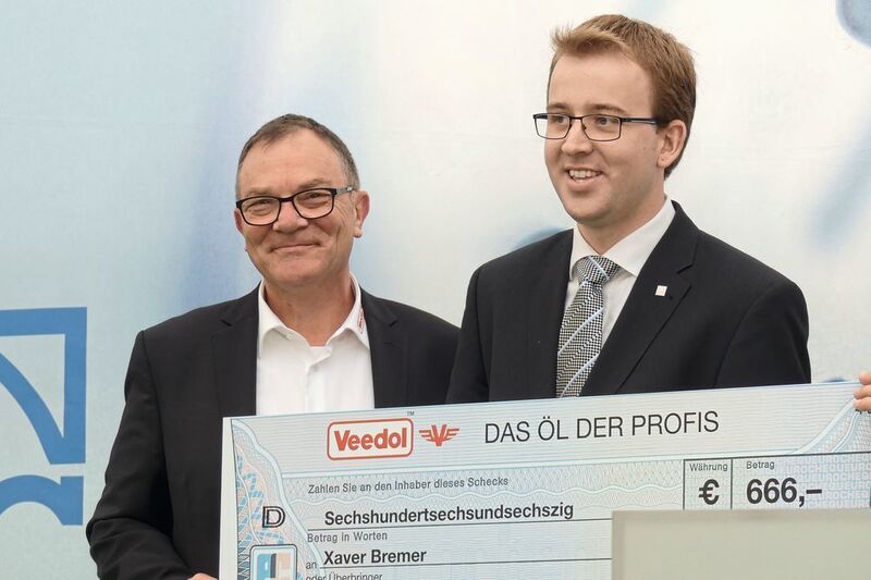 Dietmar Neubauer (Veedol) hatte einen Scheck für den besten Absolventen Xaver Bremer mitgebracht. (Büttner/»kfz-betrieb«)
