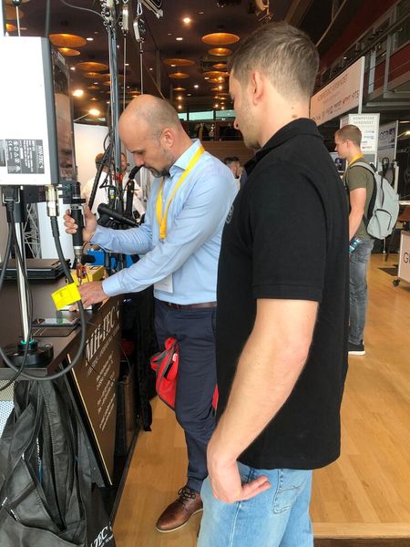 Keine „Merchandisejäger“, sondern echte Interessenten suchen das Fachgespräch mit den MH-Tec-Experten. (Bild: VCG/Juliana Pfeiffer)