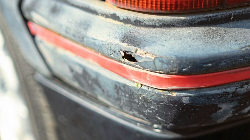 Aus glasfaserverstärkten Kunststoff sind auch beim Peugeot 205 die Stoßfänger gefertigt – Heißkleben/-löten ist hier nicht. (Bild: Peugeot)