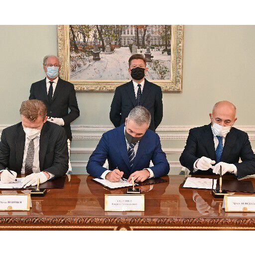 The document was signed in the presence of Alexey Miller, Chairman of the Gazprom Management Committee, and Wolfgang Reitzle, Chairman of the Board of Directors of Linde. (Gazprom)