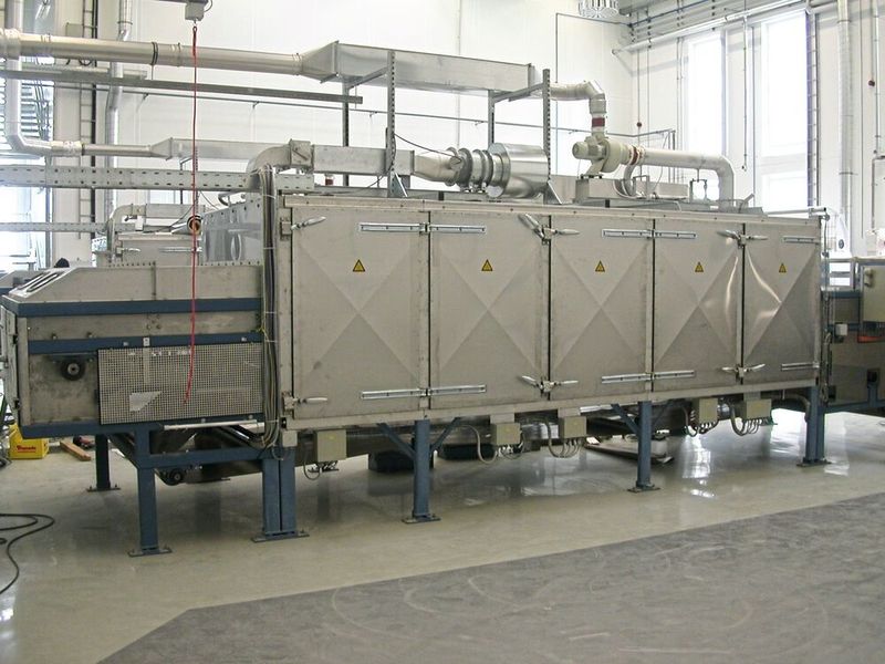 Der Innenraum des Trockners ist über die Flügeltüren leicht zugänglich und gewährleistet schnelles sowie ergonomisches Arbeiten. (Bild: EL-A Verfahrenstechnik GmbH)