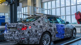 Bislang gibt es vom neuen 5er nur Fotos im Tarnkleid. (BMW)