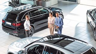 Die neue Plattform Lead 4 Car hat sich den Handel mit Service-Leads auf die Fahnen geschrieben: Sie empfiehlt Käuferkunden aus fernen Regionen noch im Verkaufsgespräch in die Hände einer Heimatwerkstatt.  (Bild: T. Volz)