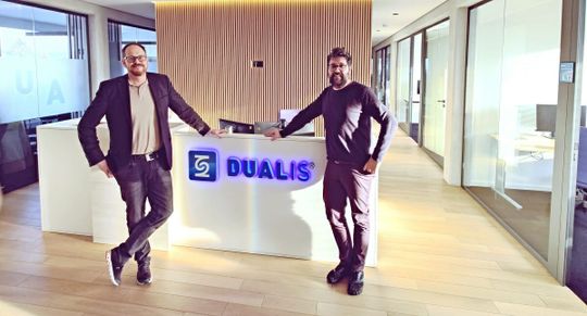(Jens Graute (links), Key Account Manager bei BDE Engineering, und Martin Scholz, Sales Assistant bei Dualis. Quelle: Dualis)