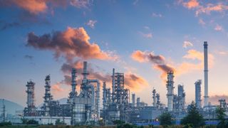 Industrieunternehmen stehen vor der Herausforderung, Prozesseffizienz, Personalentwicklung und Digitalisierung harmonisch zu integrieren. (Bild: Shinonome Studio - stock.adobe.com)