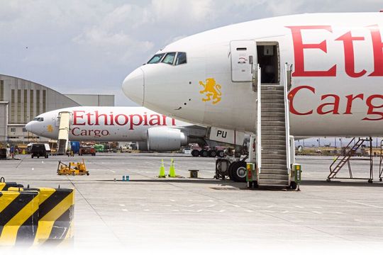 Unitechnik hat das neue Luftfrachtterminal für die staatliche Fluggesellschaft Ethiopian Airlines geplant und realisiert. Mit 38.000 m² ist die Air-Cargo-Anlage so groß wie fünf Fußballfelder. Unitechnik hat das neue Luftfrachtterminal für die staatliche Fluggesellschaft Ethiopian Airlines geplant und realisiert. Mit 38.000 m² ist die Air-Cargo-Anlage so groß wie fünf Fußballfelder.