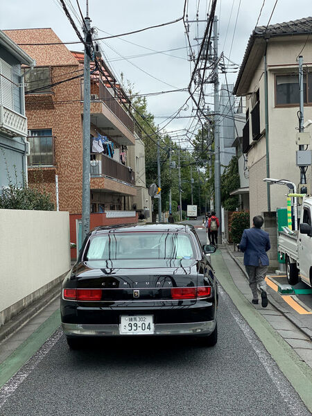 Einige Straßen sind ganz schön eng für das Toyota-Flaggschiff. (Toyota)