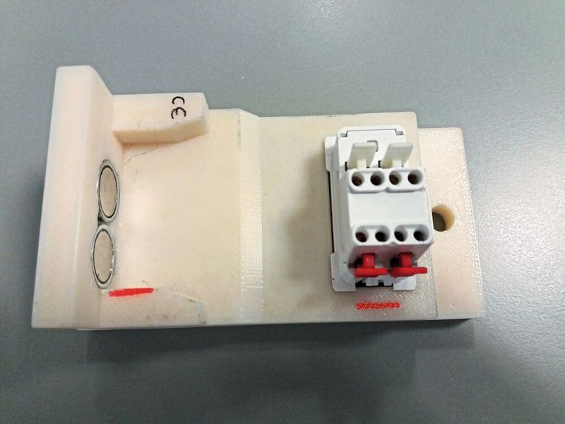 Dieses Montagebandwerkzeug aus ASA-Material zum Halten von Schaltern während des Laser-Marking entstand auf einem 3D-Drucker Stratasys F170. (Bild: Schneider Electric)