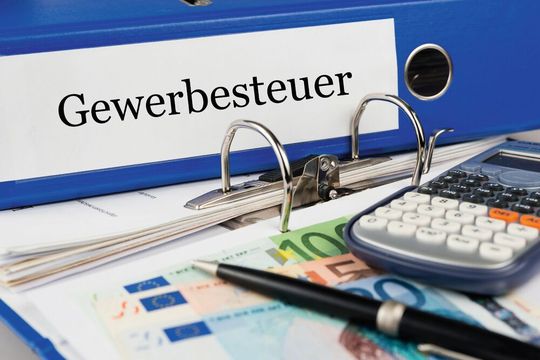 Die Gewerbesteuer-Vorauszahlungen sind jetzt für viele Betriebe schwer zu stemmen. (Bild:  © marcus_hofmann - stock.adobe.com)
