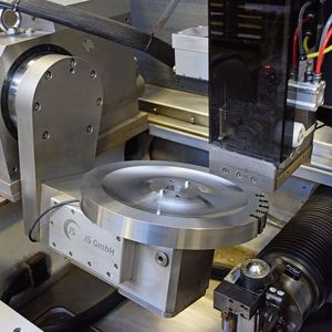 Bild 4: Rundteiltisch auf Drahtfunkenerosions-Anlage (Makino U6 H.E.A.T.) zur Herstellung von Profilnuten in Turbinenkomponenten.