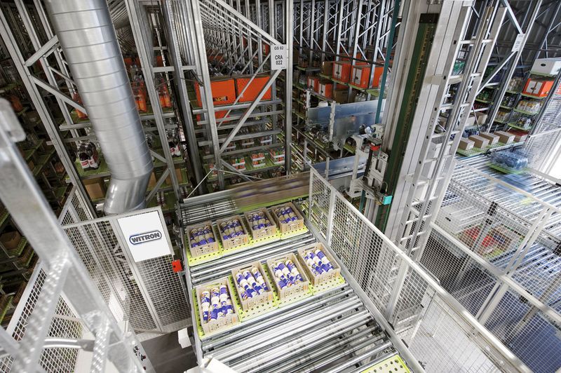 Regalbediengeräte mit doppelten Lastaufnahmemitteln können gleichzeitig vier Trays ein- und auslagern. (Bild: Witron)