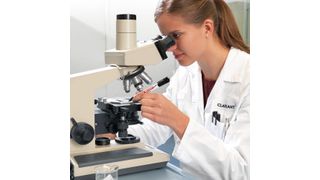 Der neue Edding 8015F macht selbst Beschriftungen direkt beim Mikroskopieren möglich. (Edding)