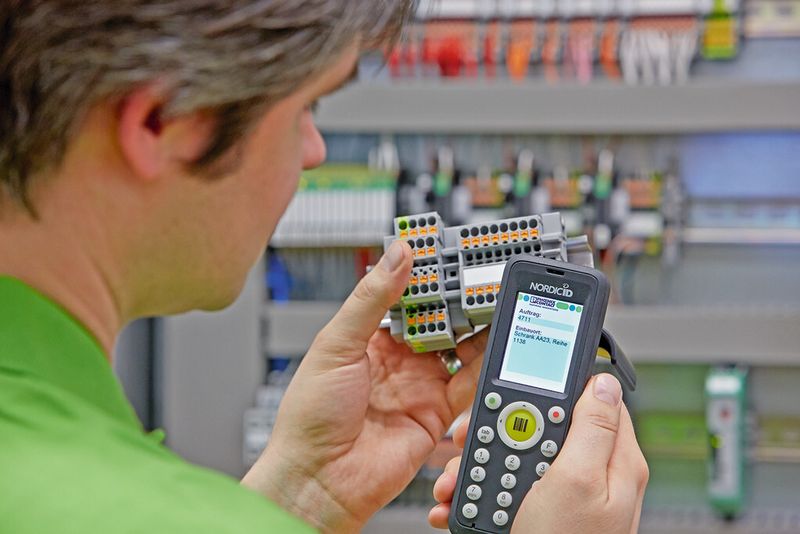 Bild 5: Das mit einem RFID-Handlesegerät visualisierte Ortskennzeichen zeigt den genauen Einbauort der Klemmenleiste im Schaltschrank an. (Bild: Phoenix Contact)