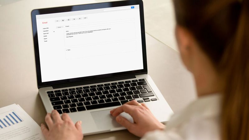Kann ich das so schreiben? Kommunikationstrainer geben Tipps für geschäftliche E-Mails.(Bild:  fizkes - stock.adobe.com)