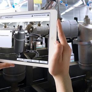 Kothes! hat in Zusammenarbeit mit Re’flekt, einem Anbieter von anwendungsorientierten Augmented-Reality- und Visualisierungslösungen, einen Prototyp entwickelt, der ein bestehendes Betriebshandbuch mittels Augmented Reality virtuell erweitert.