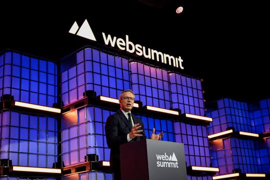 „Mit KI werden die Karten der Digitalisierung neu gemischt,“ so Dr. Karsten Wildberger, Deutschlands erster „digitaler Minister“, in seiner Keynote: „Wir brauchen den Mut, nicht zu folgen, sondern zu führen.“(Bild:  Alex Broadway/Web Summit via SPORTSFILE)