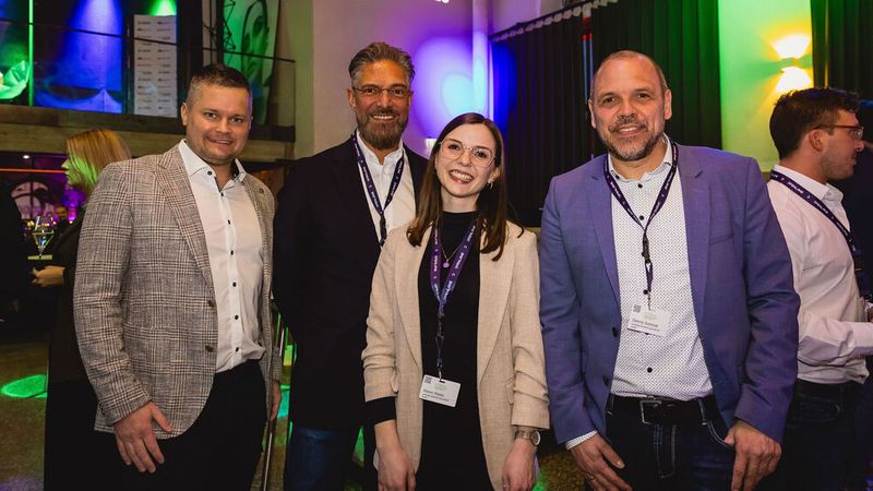 Freuten sich auf den Abend: das Team von Auto Expo mit Geschäftsführer Dennis Schmidt (re.). (Bild: stefan bausewein)