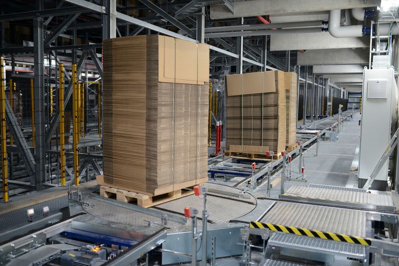 Auch die Palettenfördersysteme am Standort in Greven kommen vom Logistikdienstleister. (Frank H. Kiefer)