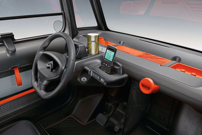 Ein wenig Stauraum findet sich auf dem Armaturenbrett und hinter den Sitzen. (Bild: Copyright Astuce Productions)