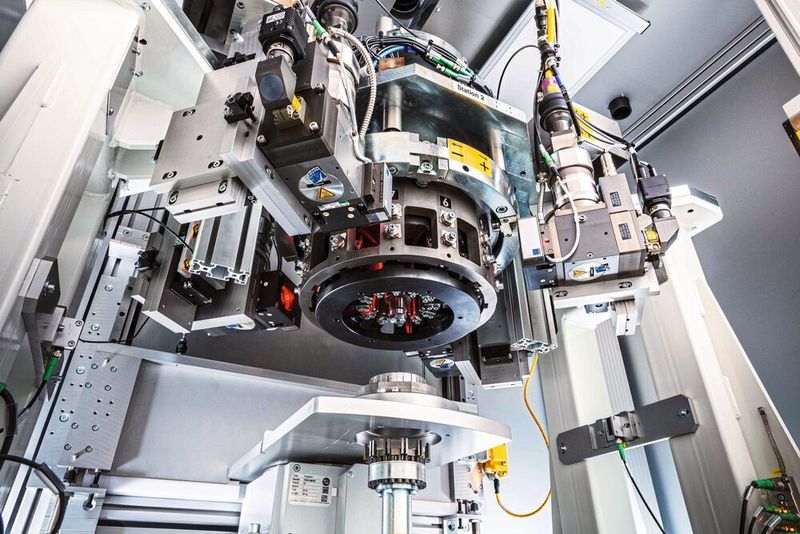 Um Bewegungen zu minimieren wird die Strahlung geteilt. Dabei wird mit vier Optiken gleichzeitig geschweißt, was wesentlich schneller geht, als die Schweißstellen nacheinander anzufahren. (LMB Automation)