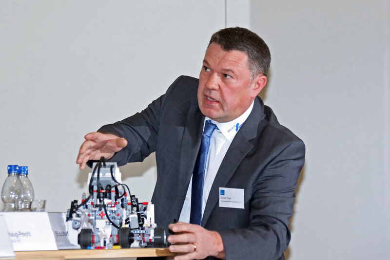 Daniel Thiel, Geschäftsführer der wissenswerkstatt Schweinfurt, zeigt, wie man jungen Menschen die Technik näher bringen kann. (vbw)