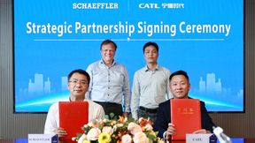 Vorne (v. l. n. r.): Dr. Xiangbin Chen, President E-Mobility Schaeffler Greater China, und Oscar Luo, Executive President und Head of Global Business Development bei CATL; hinten (v. l. n. r.): Thomas Stierle, Vorstand E-Mobility der Schaeffler AG, und Dr. Bruce Li, Executive President Quality Systems bei CATL. (Bild: CATL)