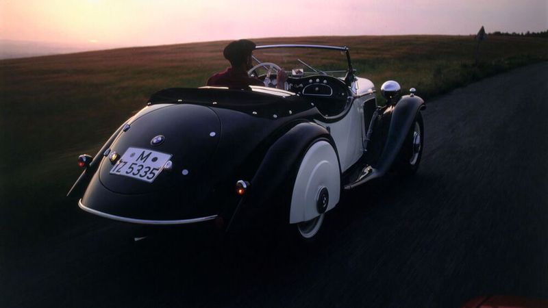 Die Motorkraft wurde über ein Vierganggetriebe mit Mittelschaltung und eine Kardanwelle an die Hinterräder weitergeleitet. Die Höchstgeschwindigkeit des Wagens lag bei 100 km/h. Der dritte und vierte Gang des Getriebes waren synchronisiert.  Das zweisitzige Sportcabriolet kostete 4.750 Reichsmark. Zum Vergleich: Der ab 1938 gefertigte Volkswagen Käfer sollte 990 RM kosten. (Bild: BMW)