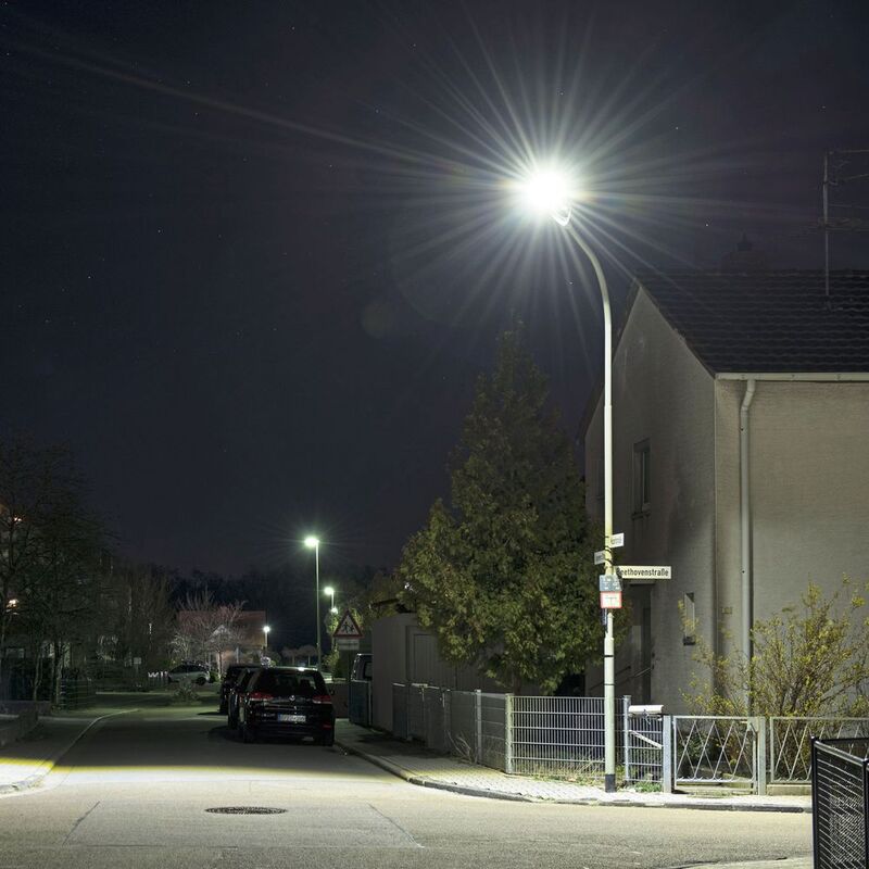 Die neuen Außenlampen, die in Maxdorf getestet werden, sparen nicht nur Strom, sondern strahlen auch deutlich heller.