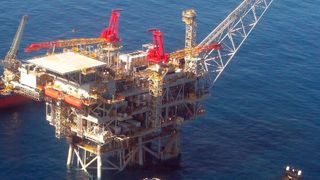 Ein weiterer Schritt in Richtung Erdgasförderung vor Borkum und Schiermonnikoog getan! Die Genehmingung dafür ist jedenfalls von deutschen Behörder erteilt. Die Bohrungen könnten bald beginnen – doch es regt sich auch Widerstand seitens Umweltschutz und Inselvolk. (Bild: H. Kogge)