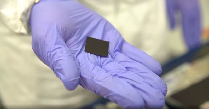 So sieht das auf Nanocarbon basierende Elektrodenmaterial Neocarbonix dann geschnitten aus. Damit ließen sich Lithium-Ionen-Batterien bauen, die in 15 Minuten aufgeladen werden können und rund 30 Prozent mehr Kapazität haben, heißt es. Das Elektrodenmaterial bedürfe auch keines speziellen Batterie-Designs, weshalb die Batterieherstellung mit bestehenden Systemen klappe. (Nanoramic / Fastcap Systems Corp.)