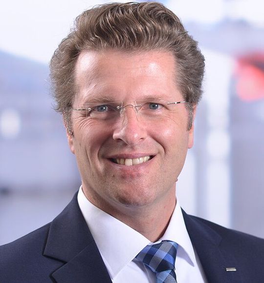 Professor Lutz Eckstein: Der Gesamtkoordinator des Projektes AUTOtech.agil ist Leiter des Instituts für Kraftfahrzeuge (ika) der RWTH Aachen University. Professor Lutz Eckstein: Der Gesamtkoordinator des Projektes AUTOtech.agil ist Leiter des Instituts für Kraftfahrzeuge (ika) der RWTH Aachen University.