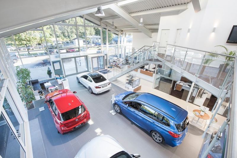 Ein „Lieblingsprojekt“ für jeden Autohändler: Neue Fliesen für den Schauraum. (Unterberger)