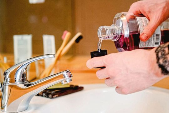 Mundspülungen haben einen Effekt auf das neuartige Coronavirus. Mundspülungen haben einen Effekt auf das neuartige Coronavirus.