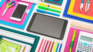 500 Millionen Euro aus dem Extra-Budgets aufgrund der Pandemie sind vorgesehen für die Beschaffung digitaler Endgeräte für bedürftige Schüler (© patat – Getty Images via Canva.com)