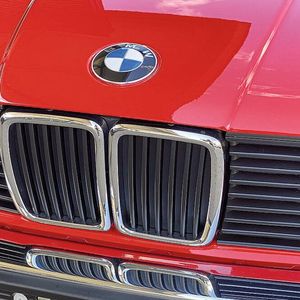 Das waren noch Zeiten, als BMWs Niere noch geschmackvoller Bestandteil der Fahrzeugfront war.(Bild:  Meyer-Hafner)
