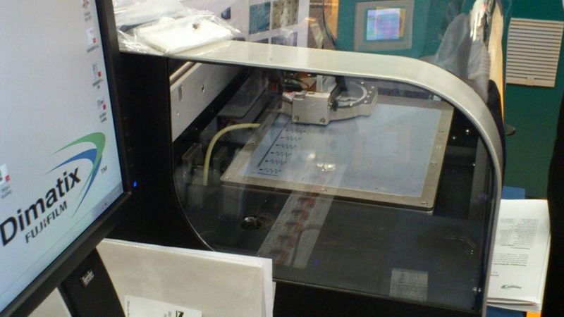 Dimatix, eine Fujifilm-Tochter, demonstrierte einen Leiterbahnendrucker für Folien. (Bild: ELEKTRONIKPRAXIS)