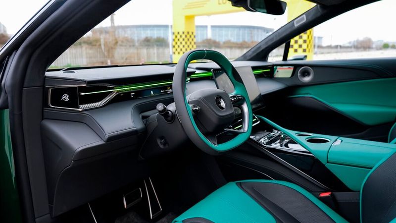 Unser Testexemplar setzt auf einen eigenwilligen Grünton im Innenraum. (Bild: Lotus)