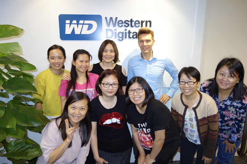 Stefan Mandl, Western Digital, mit seinem Team in Hong Kong. (Bild: IT-BUSINESS)