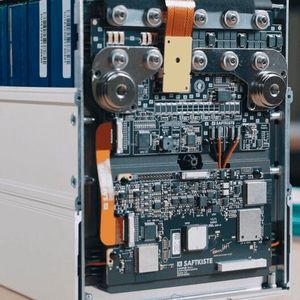 Die Saftkiste mit Ansicht auf ihren Inhalt! Sie kombiniert Batterie, Steuergerät und GPS-Ortungssystem in einem kompakten Gehäuse. Das Einsatzfeld betrifft etwa Wohnmobile.(Bild:  Xometry)