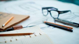 Durch die Pandemie bekam die Bedeutung des Homeoffice einen Schub. Vom hybriden Arbeiten soll es nun aber weiter gehen in den digitalen Arbeitsalltag (© mediaphotos – Getty Images Signature via Canva.com)