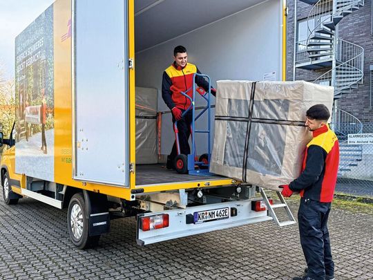 Große und schwere Sendungen sind oft schwer zu handhaben. Nikola Hagleitner fordert konkrete Regeln für die Zustellung schwerer Pakete.(Bild:  DHL Group)