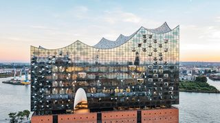 Das  Lichtkonzept  von  Zumtobel  soll die Ausstrahlung der Hamburger Elbphilharmonie mit einer kunstvollen Lichtlösung unterstreichen. (Zumtobel, Michael Zapf)