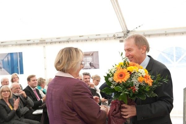 Einweihungsfeier des neuen Forschungsbaus für das Helmholtz-Institut Ulm (HIU) (Bild: Elvira Eberhardt, Uni Ulm)