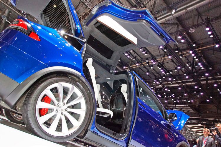 Angst, dass die von innen und außen elektrisch zu öffnenden Türen in engen Parklücken andere Autos beschädigen, muss man laut Tesla nicht haben: Sensoren an der Türseite scannen vorher die Umgebung und öffnen nur, wenn genügend Platz vorhanden ist. (Foto: sp-x)